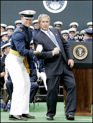 [صورة: Bush20at20Commencement.jpg]