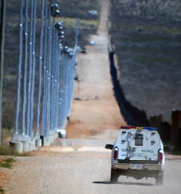 border_patrol_vehicle_at_border_fence